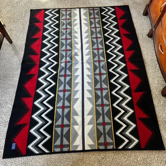 Pendleton Beaver State Caliente Wool Robe/Blanket. Black, Red & White - Picture 3 of 11